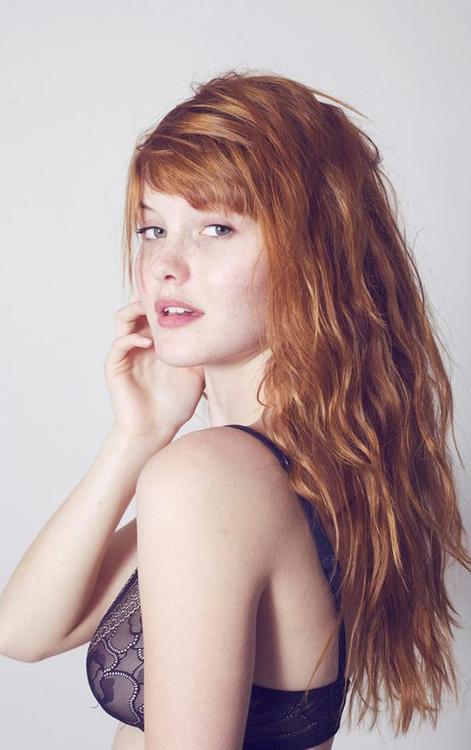 redheadcontrol:  Síguenos en Facebook! Carly