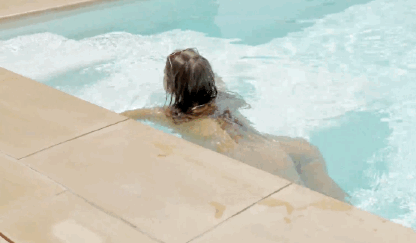 Sua mulher adora se exibir na piscina, maridão. Agora aguenta. É a cornitude. 