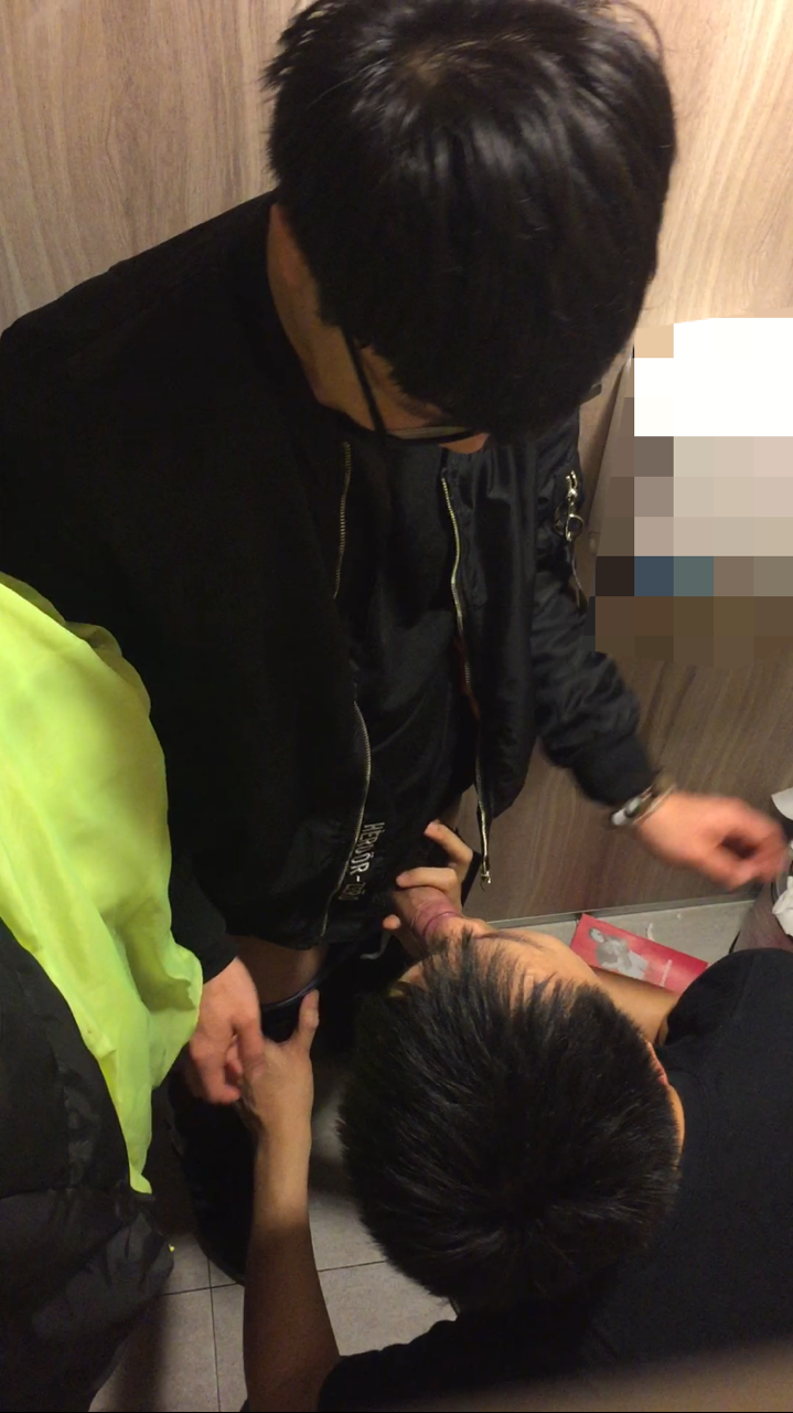 zxc50169306:在廁所吃屌，我也好想吃。