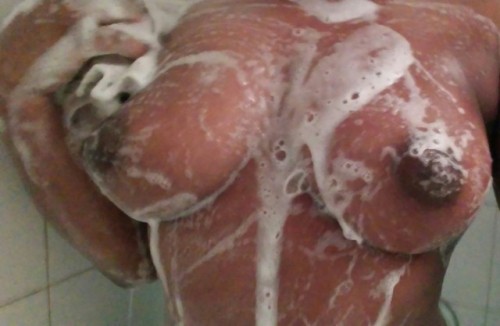 kinkycpl214: tasteslikecynnamonnn: Like or Reblog if you would fuck me in the shower  Gotta love tit