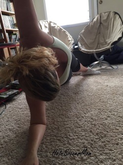 hot-soccermom:  Do you like seeing me in pics working out?   Ohhh yes.