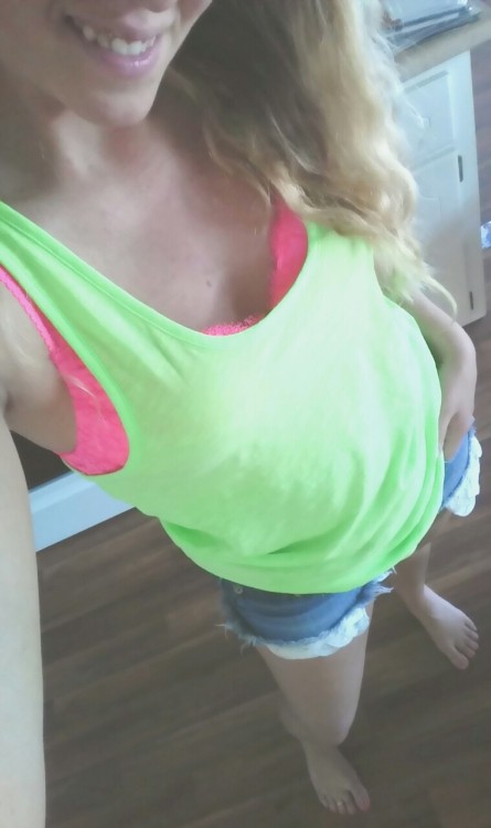 sarahxoxoblog:  Such a beautiful day ☀ I thought bright colors and short shorts would be quite fitting for today’s fun 😎😁😉 hope you all have a lovely day 💋💜💋💜