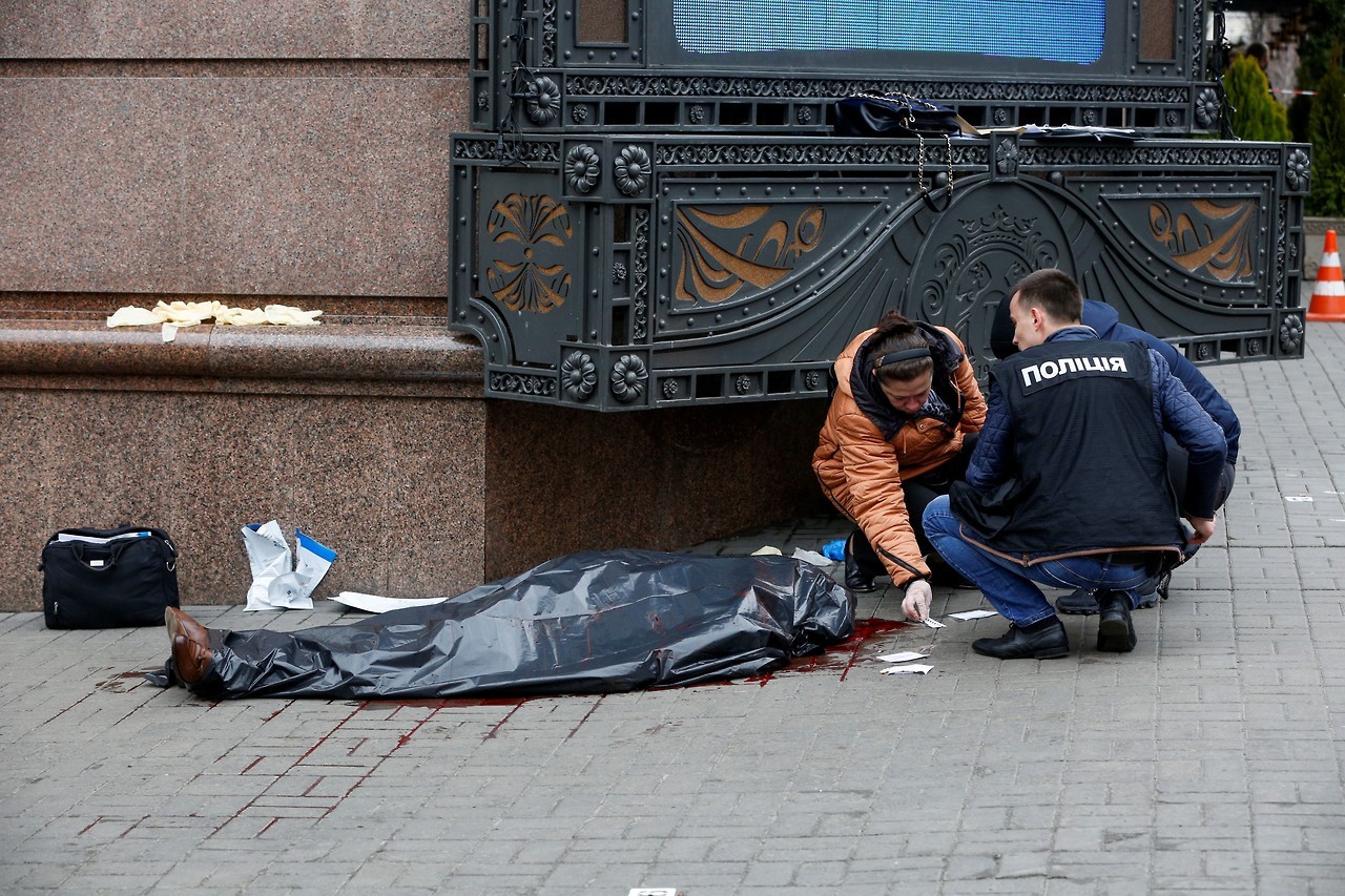Denis Voronenkov, ex diputado ruso, crítico con el presidente Vladimir Putin y que había buscado refugio en Ucrania, fue asesinado esta mañana a tiros a la puerta de un hotel de lujo de Kiev, la capital ucraniana. (AP)
MIRÁ LA FOTOGALERÍA—>