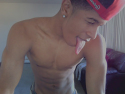 hotmuscleboys:  ohhhhh that tongue…