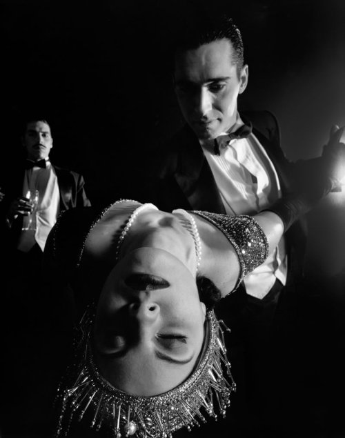 una-lady-italiana:  “Il segreto del tango sta in quell’ istante d’improvvisazione che si crea tra passo e passo. Rendere l’impossibile una cosa possibile: ballare il silenzio” - Carlos Gavito (fotografia di Aldo Sessa) 
