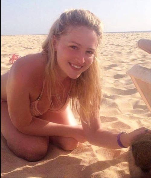 mile-high-girls:Melissa Douglas - very sexy British hosty from Jet2.Com Lovely