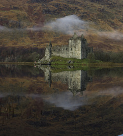 wanderthewood:  Kilchurn Castle, Loch Awe, Scotland by Ruth Hayton 