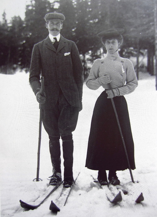 A glimpse into Queen Maud’s winter sport attiresRow 1: January/February 1907. A very early skiing ou