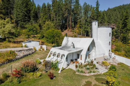 magicalandsomeweirdhometours:This house in British Columbia, Canada looks like part castle, part chu