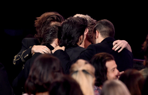 harrystylesdaily:   One Direction accept the Artist of the Year award onstage at the 2014 AMAs 