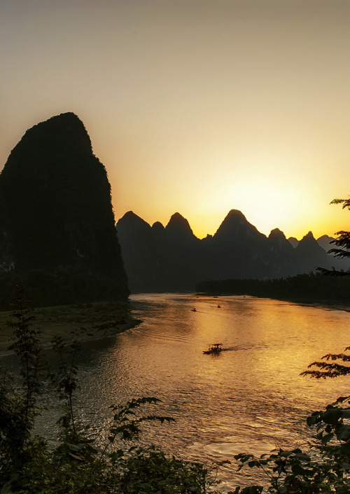 coiour-my-world:Sunset on the Lijiang River ~ by fabrizio massetti 