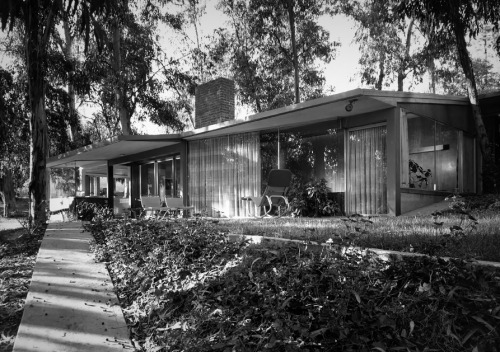 ofhouses: 826. Kemper Nomland & Kemper Jr. Nomland /// Case Study  House 10 /// Pasadena, California, USA /// 1947 (Photos: © Julius Shulman. Source: The Getty Research Institute, Julius Shulman Archive.) 