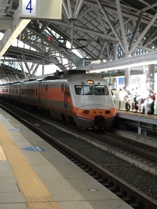 Tze-chiang Limited Express at Taichung station of Taiwan. 台中駅で自強号を撮りました。2018.1.29