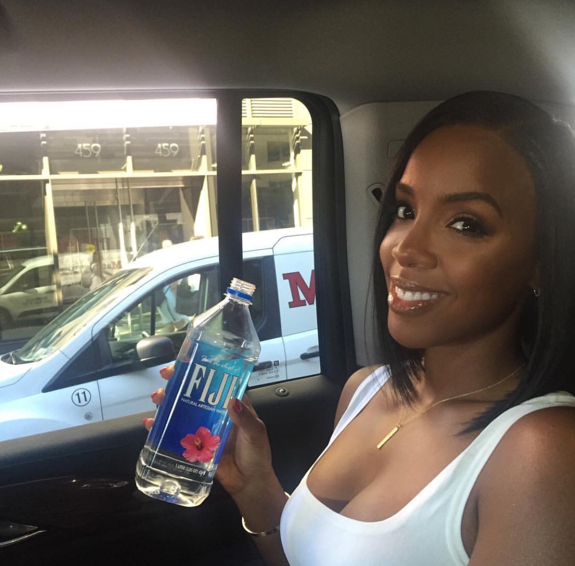 pvpisorude:Kelly Rowland looking like Fiji pays her in gold to drink their water