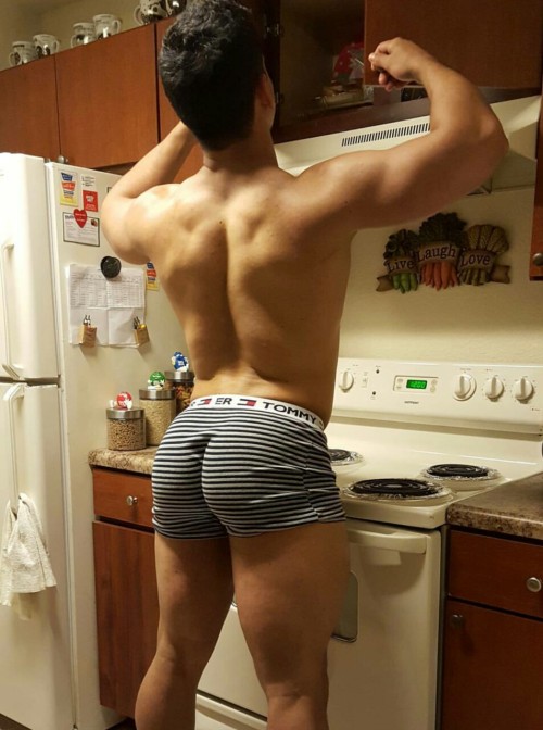 sirdicklover:  kt1700:   This Thick phatty A “Str8 guy” who loves to show off his glutes…  A royal who likes,to look And I’m guessing YOU do too Right #sirdicklover 