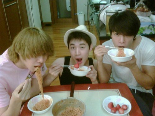 Donghae eating noodles with two bro :3