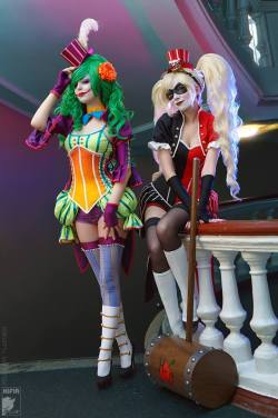 kamikame-cosplay:  Ryoko as Harley Quinn`R&amp;R Art Group  Rei as Lady Joker (NOT Duela Dent)Photo by Kifir Holy Batman! This Noflutter Joker cosplay by R&amp;R is amazing! That orange gradient corset and green stripe bustles! The Harley wig and make-up!