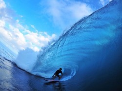 vanssurf:  Tom Lowe fading in to the belly of a blue beast at Teauhpo'o, heavy.   photo: Russo 