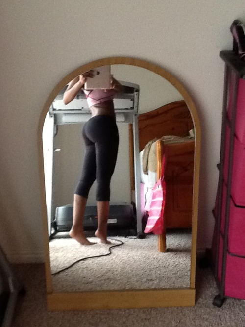 happygigglygirl:  Time to whip this booty back in shape!!! I don’t care for squats simply because they bother my knees. So I’ll be sticking with weighted lunges, donkey kicks and weighted step ups.