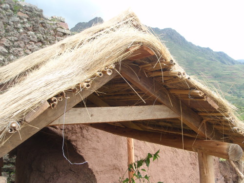 Techo de madera, bambú y paja, pabellón de exhibición, el Parque Nacional de Pisac, Peru, 2010.