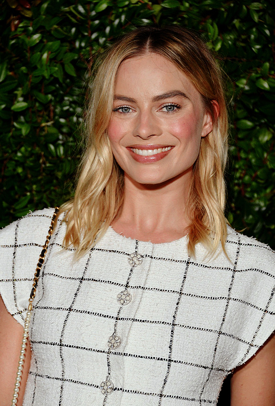 margotdaily:    Margot Robbie attends Chanel And Charles Finch Pre-Oscar Awards Dinner