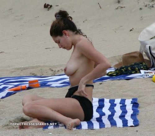 XXX New Post has been published on http://topactressesfakes.net/2016/06/kelly-brook-boobs-show-in-beach-topless/Kelly photo