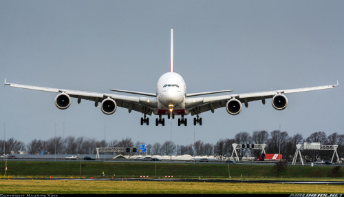 EK147 fighting some Dutch crosswind during final approach.  Emirates -  Airbus A380-861b in Ams