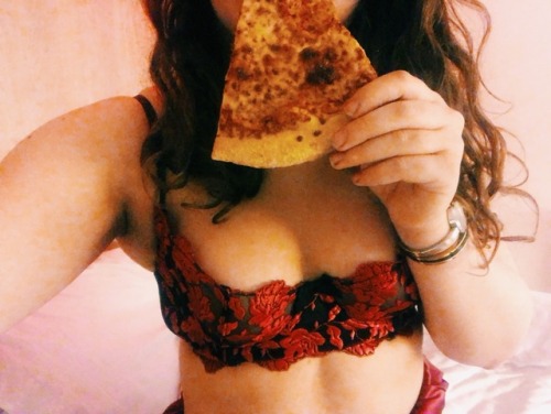 sunkissedbuns: Guys I finally got that pizza ❤️‍♀️