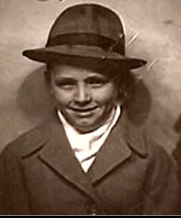 mansonfamilyutopia:History of Charles Manson’s gangster hatPhoto 1: Charles Manson as a child, photo