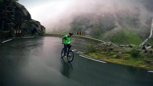 yeltumpar: Norwegian cyclist rides down curvy mountain road… backwards (video) - dude be crazeee