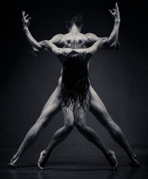 mymodernmet:Striking Black & White Portraits of Elegant Dancers Caught in Captivating Motion