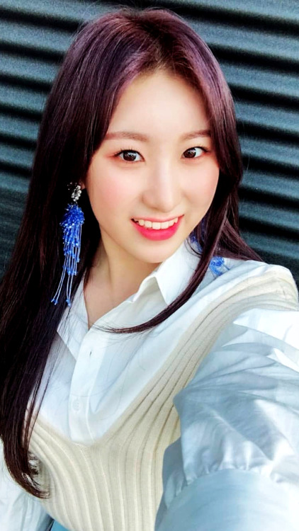 IZ*ONE Chaeyeon Lockscreens (Request)