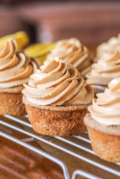 ransnacked:healthy banana cupcakes w/peanut butter frosting | desserts with benefits