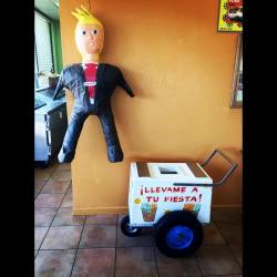 #drumpf #nieve #piñata #fucktrump  (at Antojitos De Jalisco)