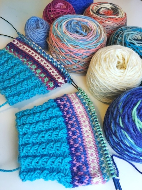 While finished socks are blocking, I’m already starting another project. Picking yarn from my 