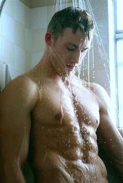 gaystormtrooper143: jacktwister:  I Wanna Lick Him Dry.   Masculine beauty.