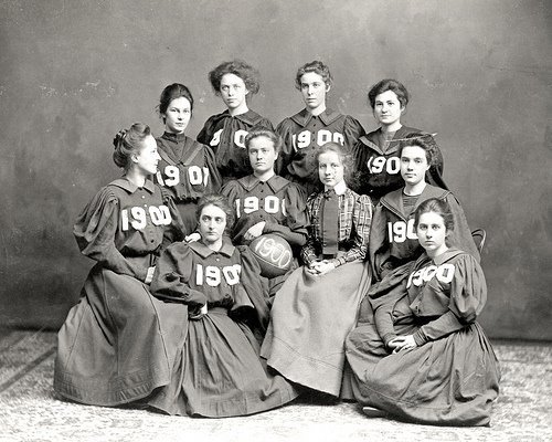 toucherdesyeux:Vassar College Basketball team 1900