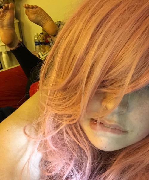 thefjqueen:You guys seem to like these pink hair feet selfies ^.^