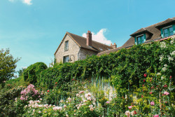 siamo-fragili:  gliocchituoilosanno:  thegestianpoet:  Claude Monet’s home in Giverny    oddio  💘