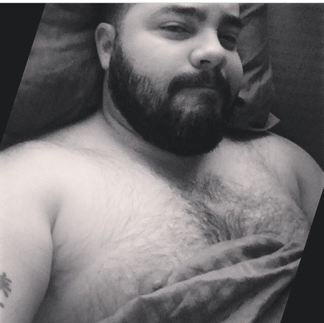 cubbypup:  chubadmirer:  Chubs y Algo Más…  yum!