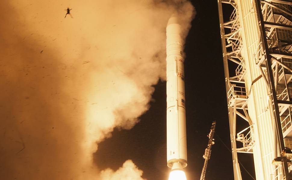 Imagem divulgada hoje pela Nasa mostra um sapo ‘voando’ durante lançamento de foguete em base na Virgínia, nos EUA: http://uol.com/bjdf55
Foto: Chris Perry/Nasa/Reuters