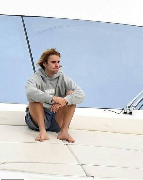 xxxtremely-pervert-gay: Justin Bieber sexy feet on holiday