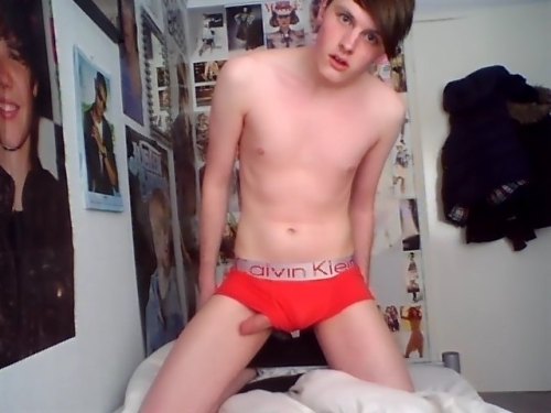 hotskypeboys:  Follow my blog - http://hotskypeboys.tumblr.com/ for more original boys. Or add my Skype - tom.maz7 if you want to swap stuff or submit a boy’s Skype name for me to video for you;) 