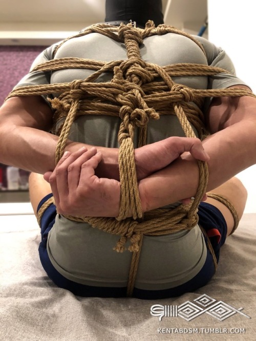 颱風天不綑綁要幹嘛？久久更新一次，還在調整更多步調，想有更多自由時間，創作更多變態作品。 持續徵集繩縛/調教男模特 &gt;&gt; 符合「體育型」「肌肉線條明顯」，請附照片審核