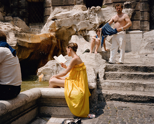 latenightpersonality:Une femme en jaune en train de lire, Rome 1981 Photo by Julien Morel