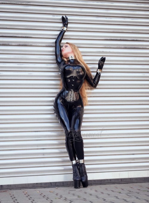 sexyfiguresallbiuty: Latex 🖤❤️