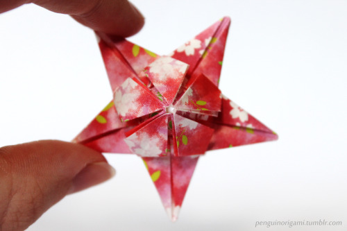 penguinorigami:Some Bitteroot stars, 5, 5, 5 and 12 units, also a Sparaxis flower, 6 units, all desi