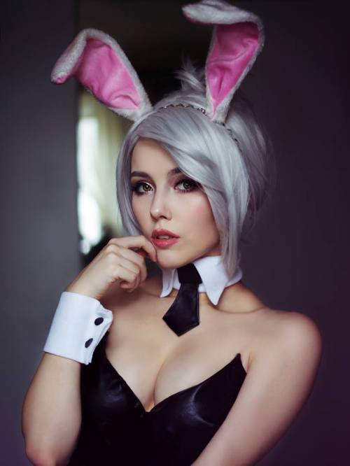 league-of-legends-sexy-girls:  Riven Cosplay