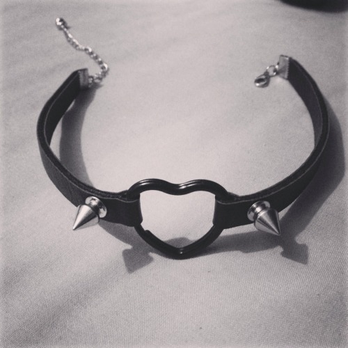 satanl0vesme:  satanl0vesme:  My choker finally came.  I like how this gets more notes than almost all of my face pictures 