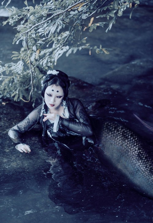 ziseviolet:【黑鱼】 Black FishDarkly elegant mermaid photoshoot by 宇宙小航. The model is wearing traditiona